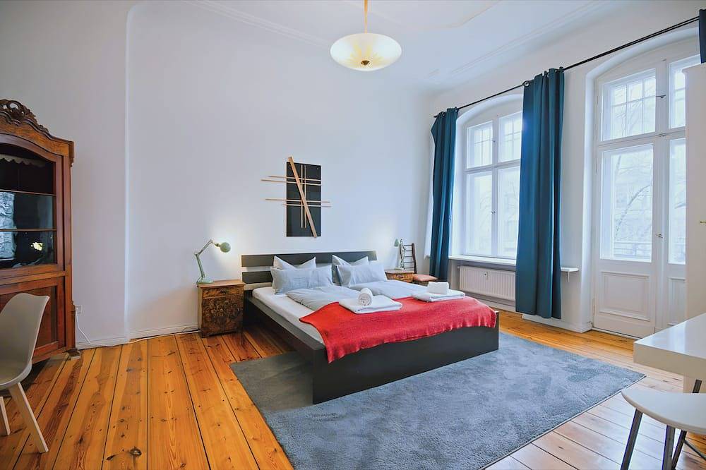 Ganze Wohnung, Großzügige, luxuriös ausgestattete Altbauwohnung mit 3 Zimmern + kleinem Balkon in Charlottenburg Berlin, Berlin