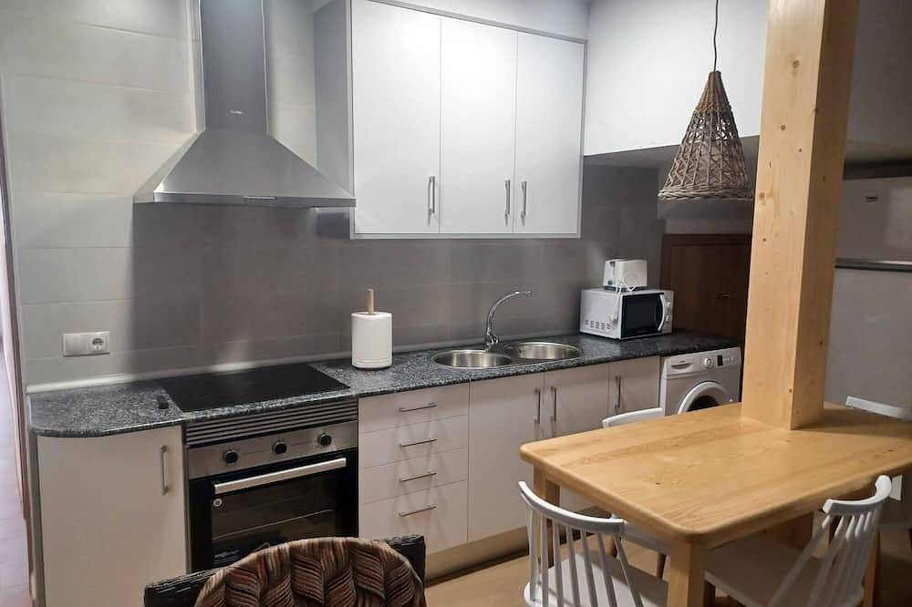 Entire apartment, La Casita is located in a village in the mountains of Cuenca. Pets are allowed. in Tejadillos, Cuenca Province