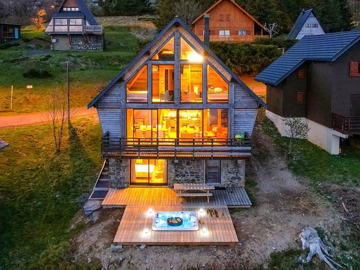 Chalet pour 12 personnes, avec balcon ainsi que jardin et jacuzzi
