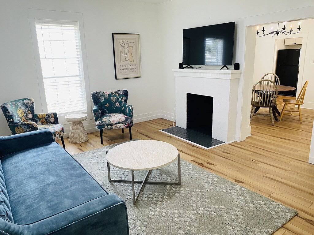 Charm, Comfort and Style, walk to downtown Mena, Ar in Mena, Ouachita National Forest