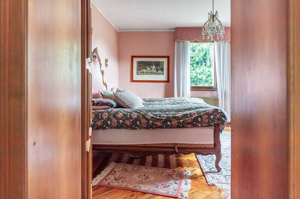 Apartamento entero, Guesthost - Elegant 350 sqm apartment for 6 people, located on two levels of a historic 18th century villa. The villa, with fine furnishings and frescoed galleries, will enchant you with its rooms, where history and comfort blend to give you an unforgett in Belluno, Schiara