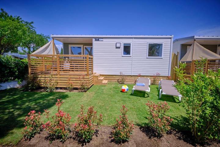 Bungalow pour 2 personnes, avec Terrasse et Jardin ainsi que Bassin pour enfant et Piscine à Roses