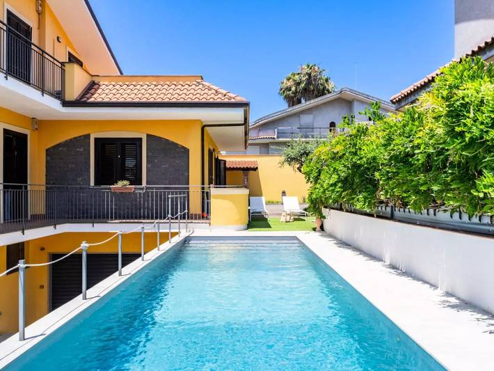 Casa vacanza per 11 persone, con piscina e giardino a Mascali