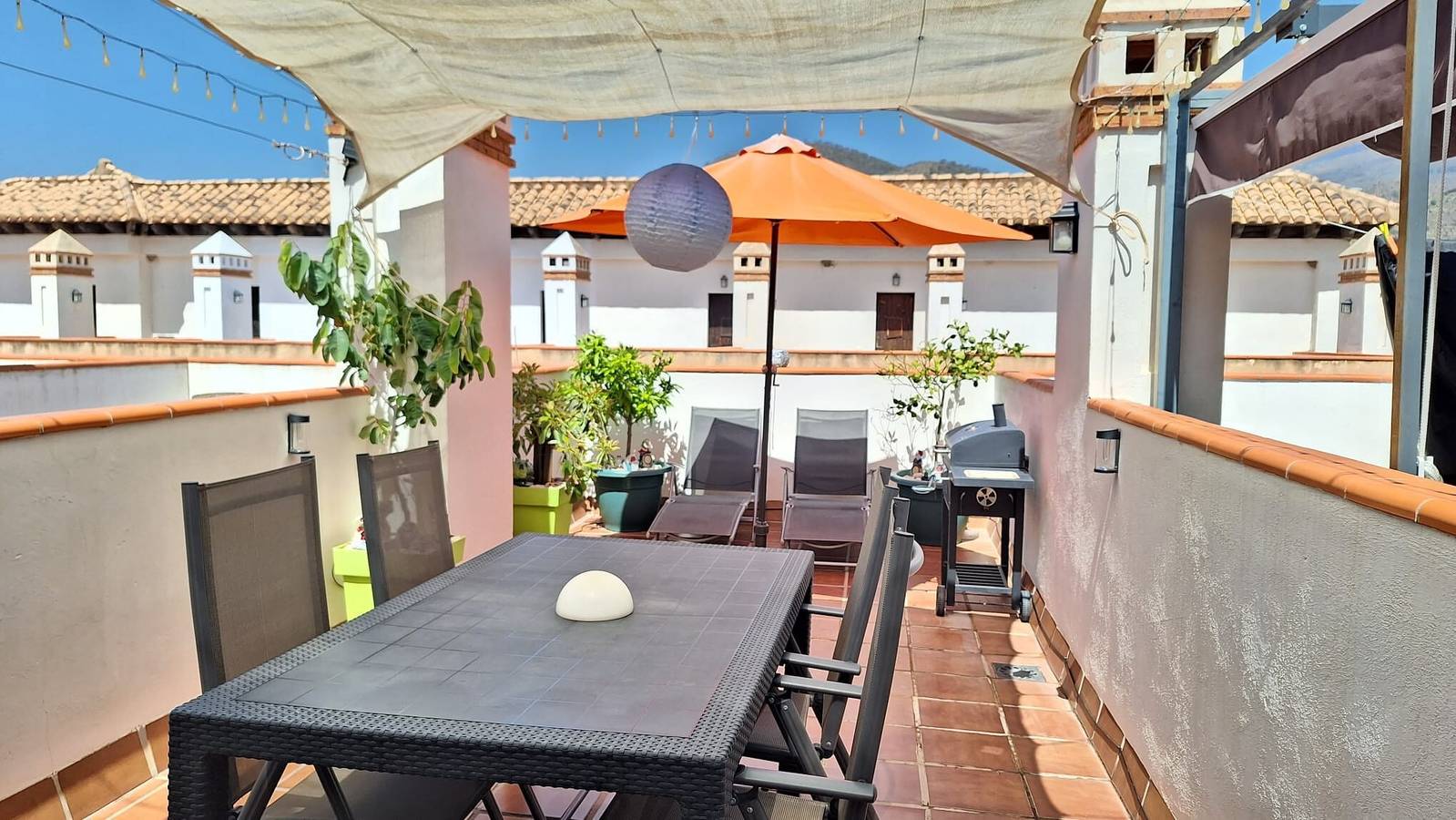 Appartement entier, Duplex Las Terrazas avec vue sur les montagnes, piscine, Wi-Fi, 2 terrasses et barbecue in Vélez de Benaudalla, Costa Granadina
