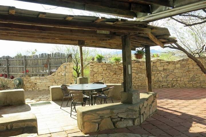 Vacation rental for 4 people, with yard and balcony in Big Bend National Park