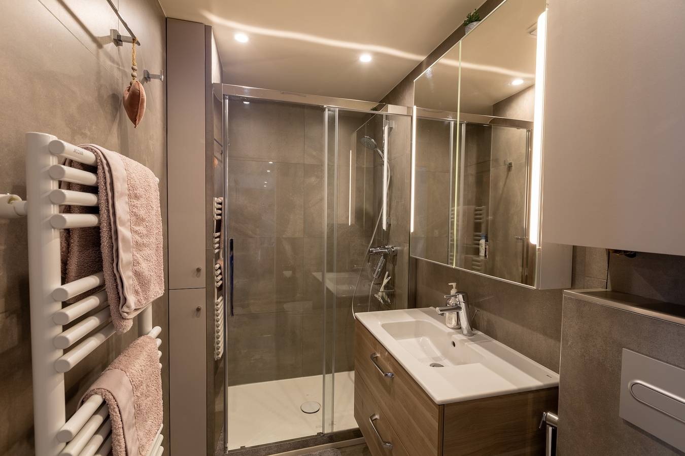 Ganze Wohnung, Orpin - superbe appartement rénové 2 personnes avec grande terrasse plein sud, belle vue in Font-Romeu-Odeillo-Via, Parc naturel régional des Pyrénées catalanes