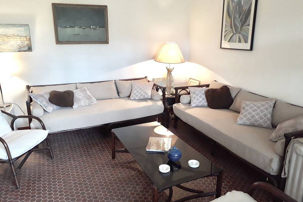 Appartement entier, Bel appartement entre village et plages - fonctionnel et calme in Hyeres, Côte méditerranéenne (France)