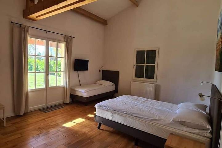 Location de vacances pour 6 personnes, avec terrasse ainsi que jardin et piscine à Lanzac - 3