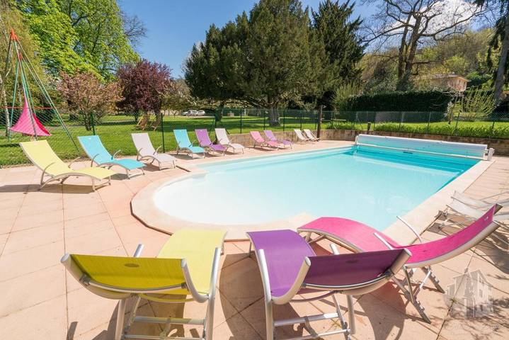 Location de vacances pour 4 personnes, avec Terrasse et Jardin ainsi que Piscine et Vue à Fleurieu-sur-Saône