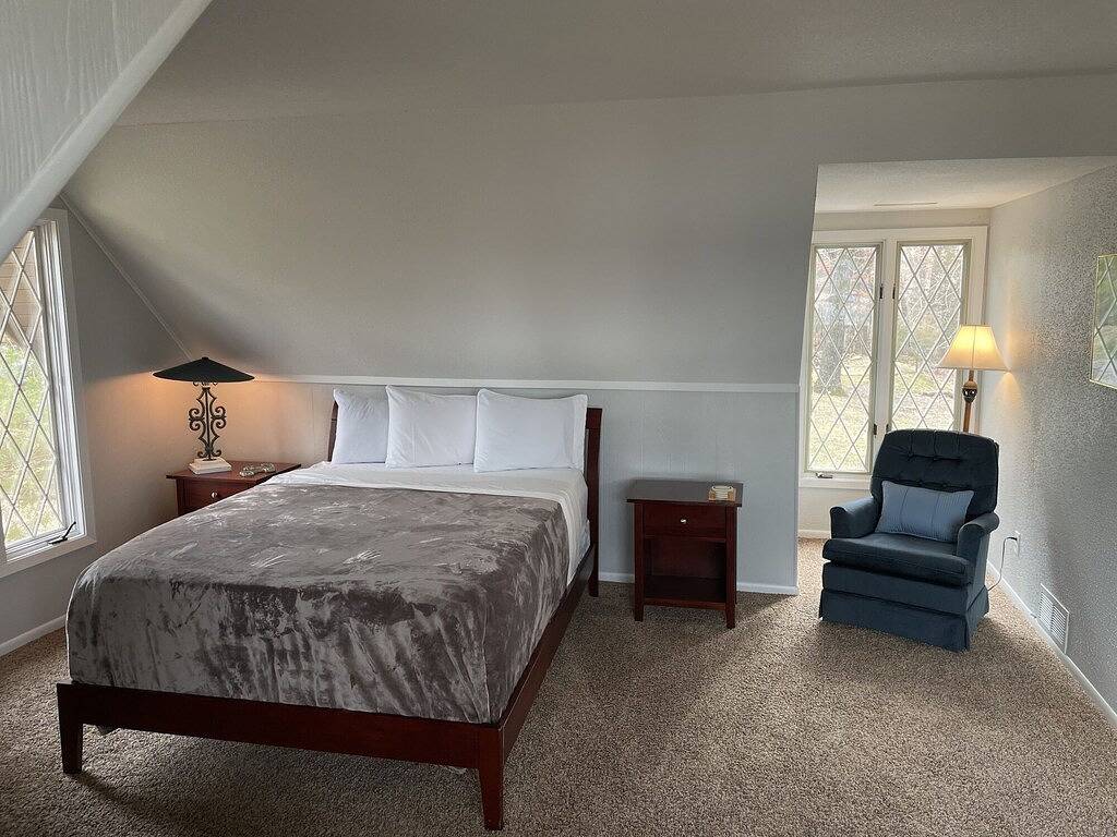 Lake Reunion location, private dock/slip/lily pad. 3 acres, hiking, fire pit, walk to Bagnell Dam in Lake Ozark, Lake of the Ozarks