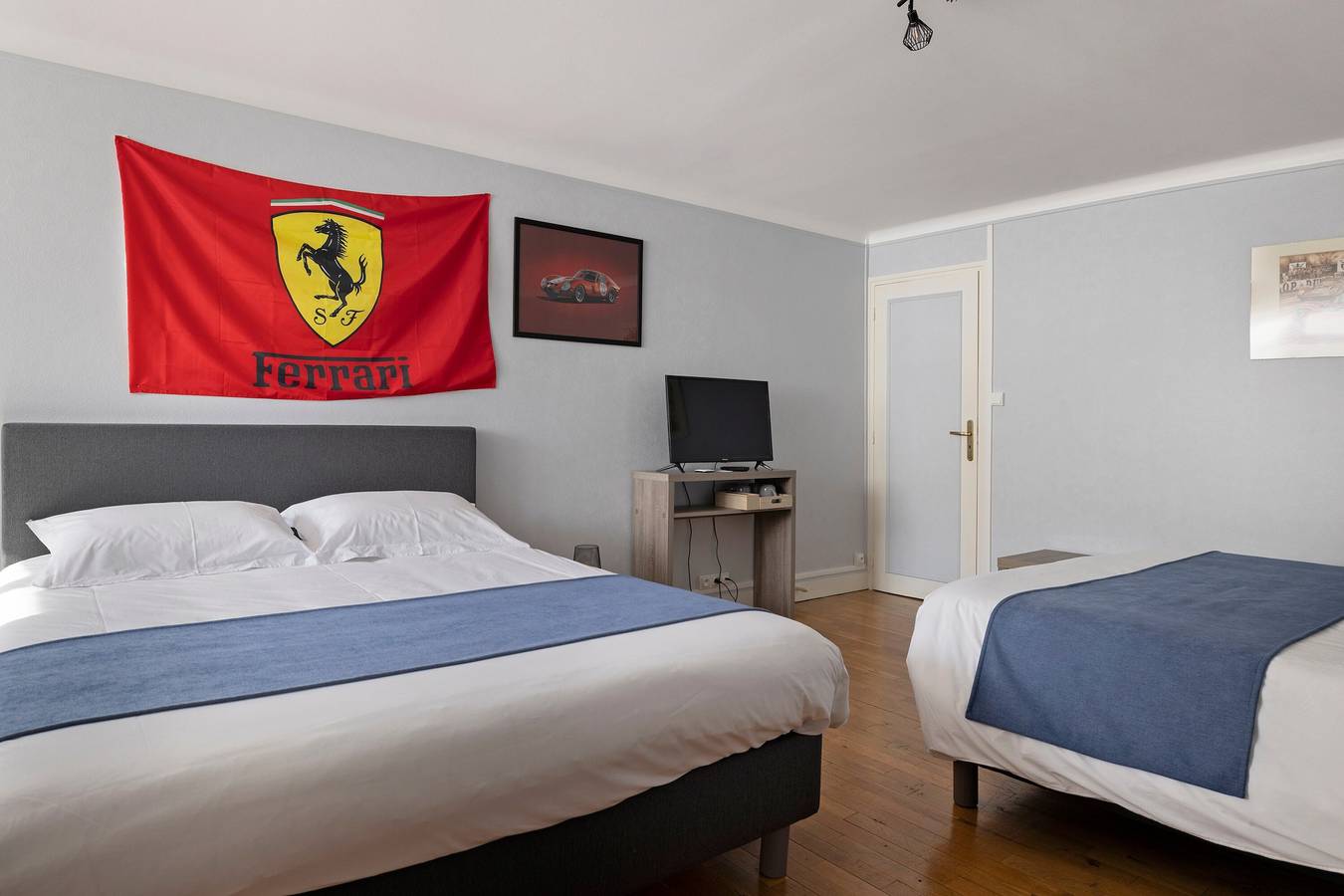 Chambre d'hôtes 'Chambre Ferrari' avec terrasse partagée, jardin partagé et Wi-Fi in Laigné-en-Belin, Sarthe