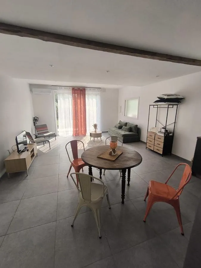 Apartamento de vacaciones para 3 personas, con terraza además de jardín y piscina - 1