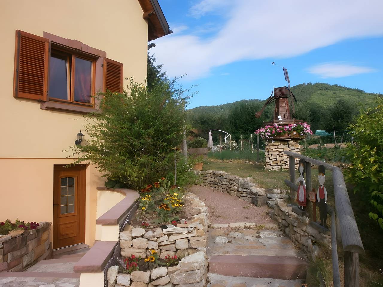 Chambre d’hôtes « La Châtelaine - Pinot Noir » avec vue montagne, terrasse partagée et Wi-Fi in Walbach, Parc naturel régional des Ballons des Vosges