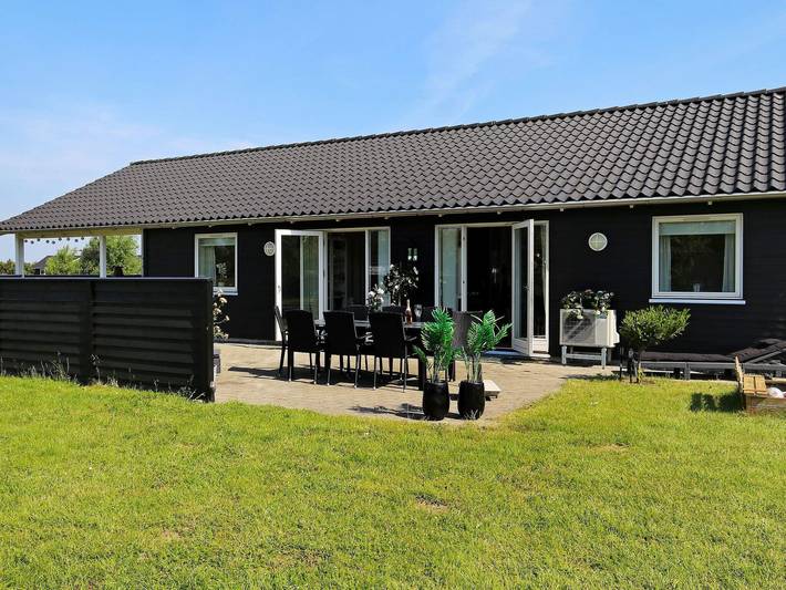 Ferienhaus für 8 Personen, mit Whirlpool und Terrasse sowie Sauna in Marielyst