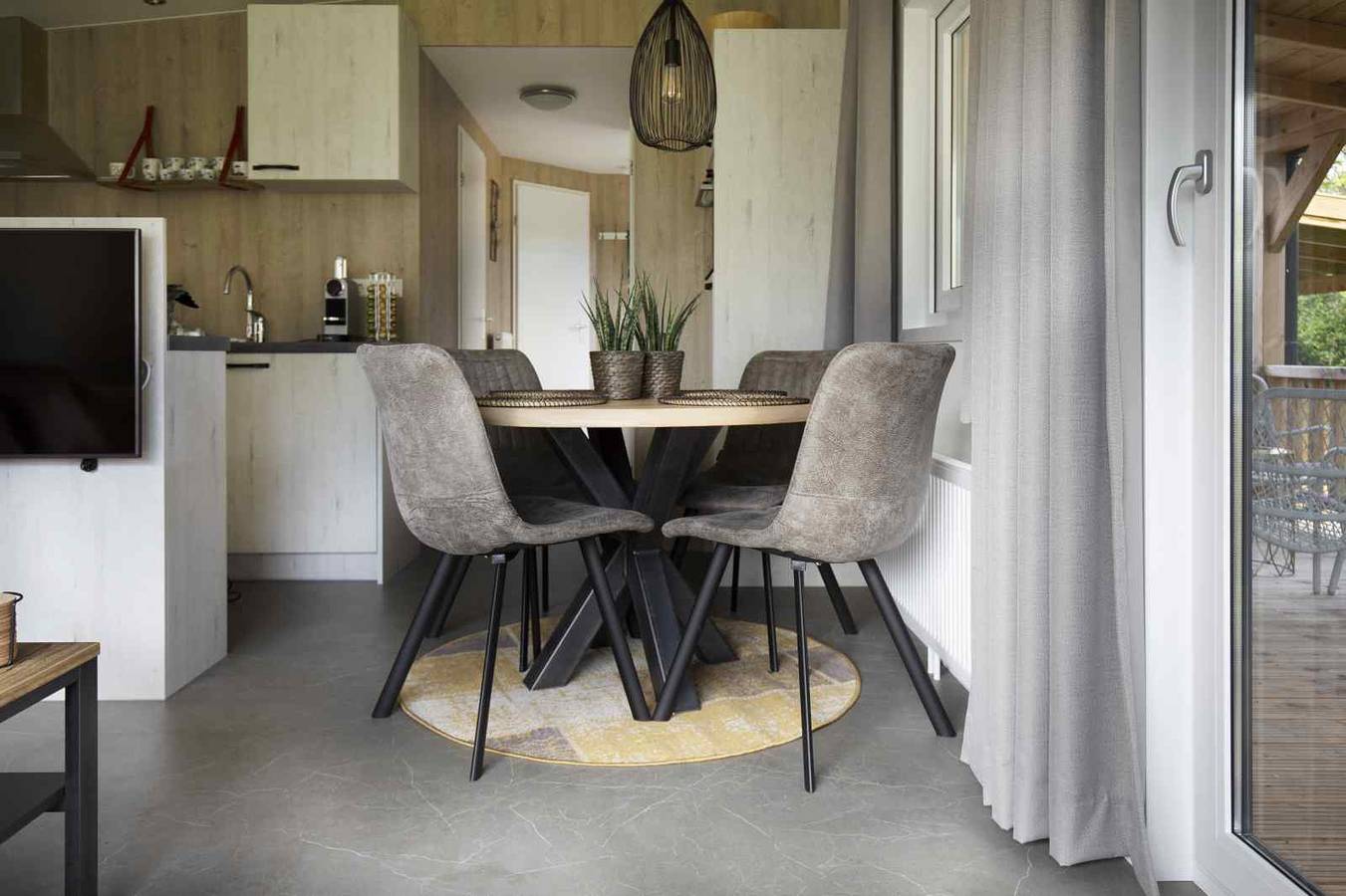 4-person holiday home in Ouwerkerk, the Oosterschelde within walking distance in Ouwerkerk, Mar del Norte Holanda