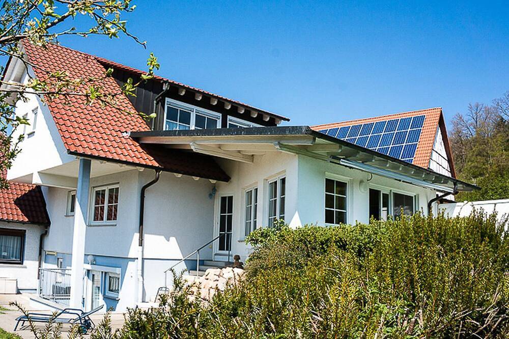 Ganze Wohnung, Zimmer 2 - Komfort Doppelzimmer mit Balkon und Bergblick in Rangendingen, Neckar-Alb