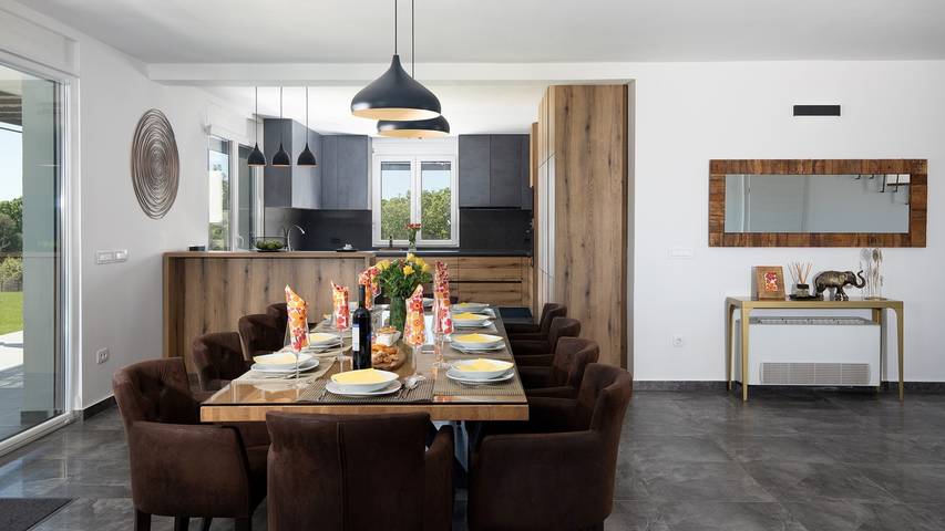 Villa pour 10 personnes, avec Balcon/Terrasse ainsi que Jardin et Piscine à Kavran - 2
