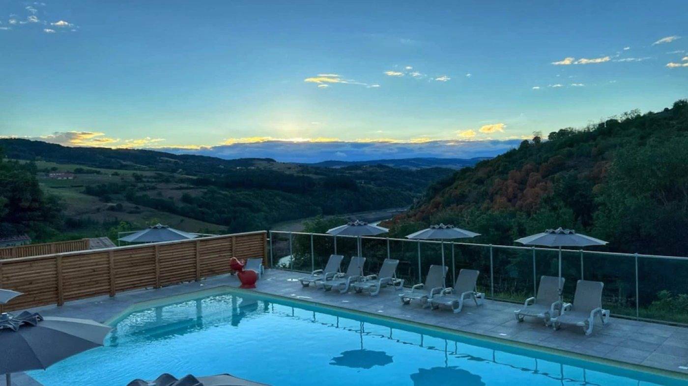Camping 4 étoiles - Piscine in Cordelle, Région de Roanne