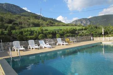 Gîte pour 5 personnes, avec jardin et jacuzzi ainsi que terrasse et piscine à Entrepierres