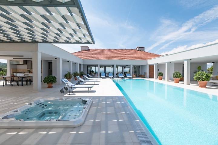 Villa für 10 Personen, mit Garten und Sauna sowie Pool in Split-Dalmatien - 2