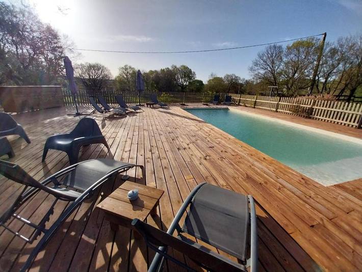 Location de vacances pour 32 personnes, avec vue ainsi que piscine et terrasse à Rogue