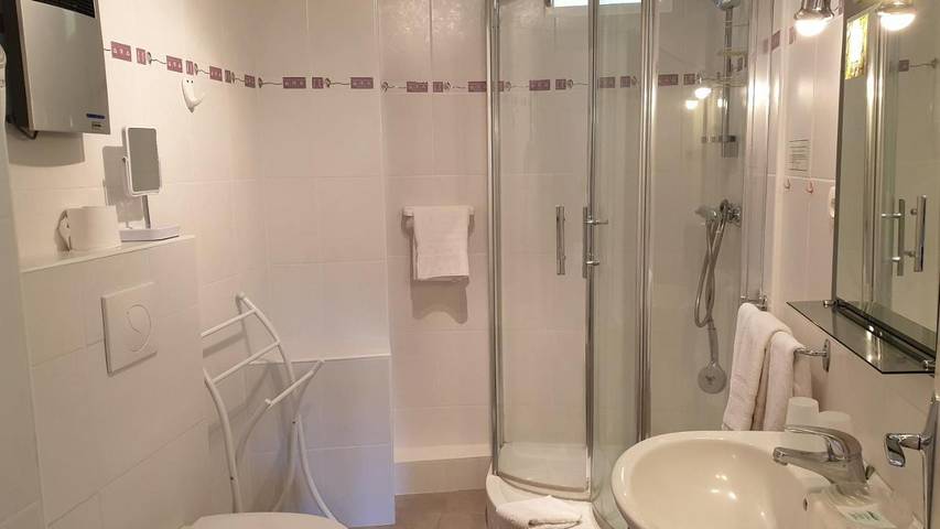 Hôtel pour 3 personnes, avec jardin et sauna ainsi que piscine et vue, animaux acceptés à Saint-Cirgues-de-Jordanne - 2