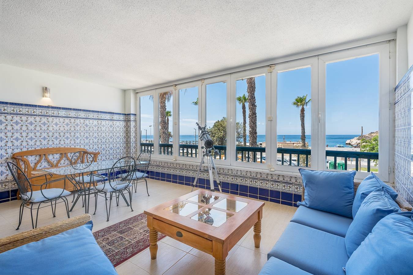 Entire apartment, 'The Beach House at Playa Salobreña' front line beach views, Pool, Garden, Terrace & Wi-Fi in Salobreña, Costa Tropical