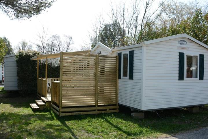 Camping pour 6 personnes, avec Terrasse et Jardin ainsi que Bassin pour enfant et Piscine à La Roque-d'Anthéron - 4
