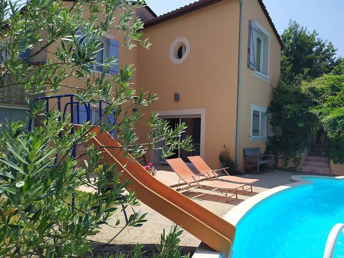 Gîte pour 5 personnes, avec terrasse ainsi que jardin et piscine