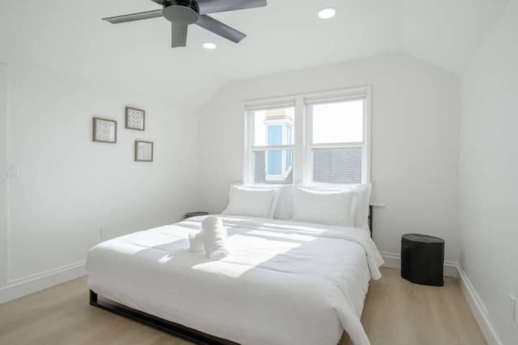 Luxury Beach Bungalow with Hot Tub - Steps to Sand and Pier in Hermosa Beach, Los Angeles County