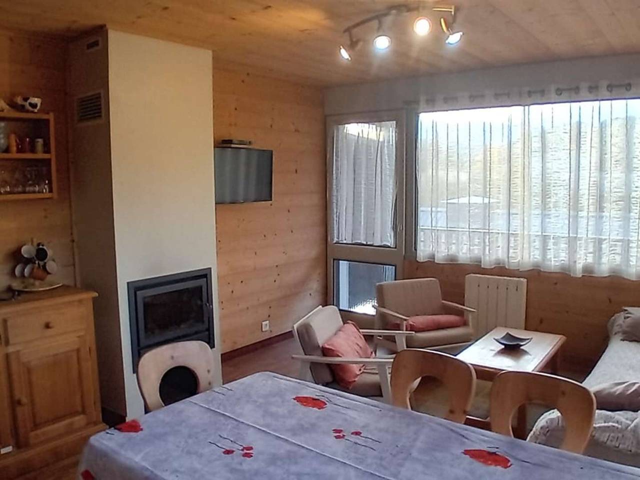 Entire apartment, Bright apartment Les Gets, 6 people, fireplace, closed garage, ski-in access in Les Gets, Les Portes du Soleil