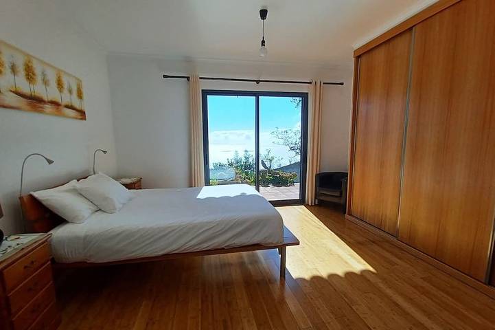 Villa Luz - Family House Vacations- Large Private Outdoor Area in Santa Cruz (Madeira), Madeira