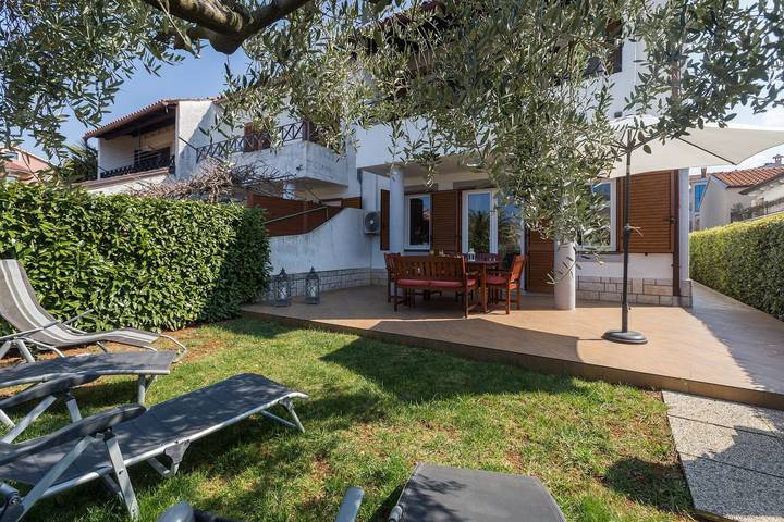 Hundefreundliches Ferienhaus nur 700 Meter zum Strand mit Grill, Waschmaschine in Poreč, Grad Poreč