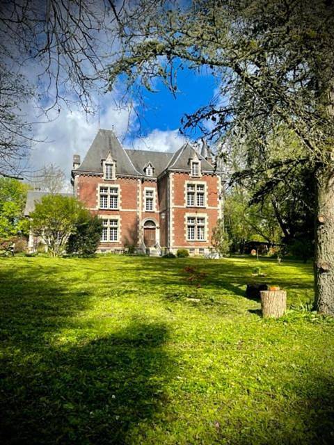Chambre d’hôte pour 2 personnes, avec Terrasse et Jardin ainsi que Piscine et Vue dans les Ardennes