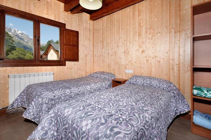 Location de vacances pour 2 personnes, avec vue ainsi que piscine et jardin à Bielsa - 2