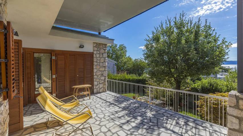 Location de vacances pour 8 personnes, avec jardin à Novi Vinodolski