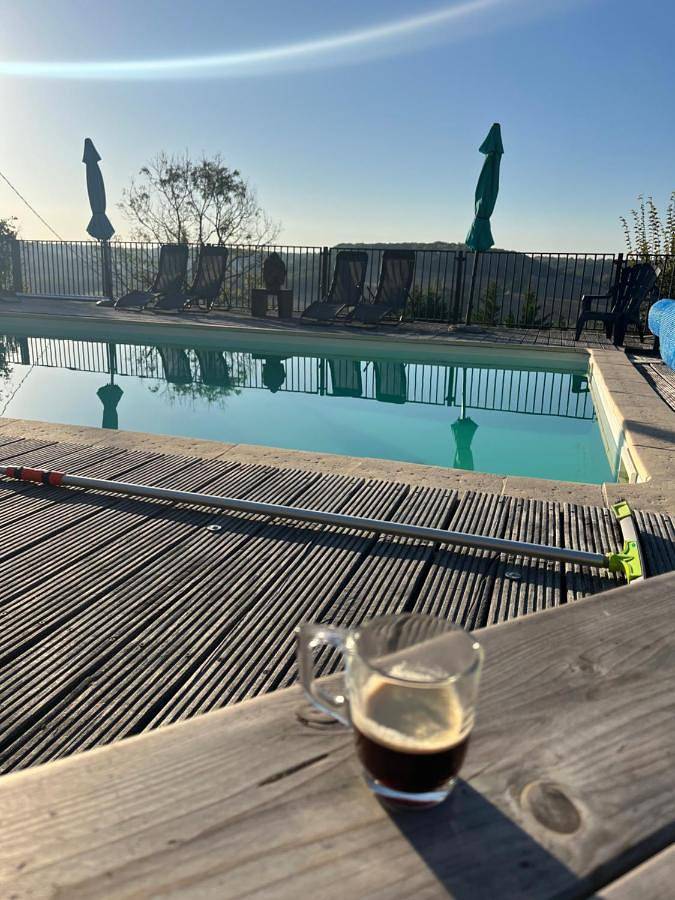 Location de vacances pour 2 personnes, avec jardin et vue ainsi que terrasse et piscine, animaux acceptés à Saint-Cyprien (Lot)