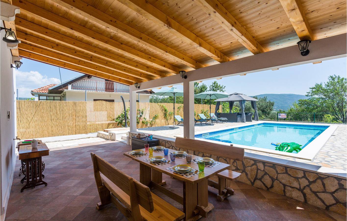 Geräumiges Apartment mit einem Schlafzimmer, Pool und Terrasse in Makarska Riviera