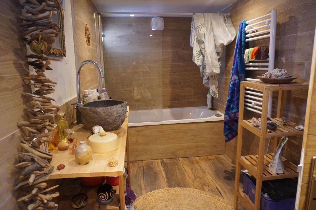 Appartement entier, One-Bedroom Apartment in Les Lilas, Seine-Saint-Denis