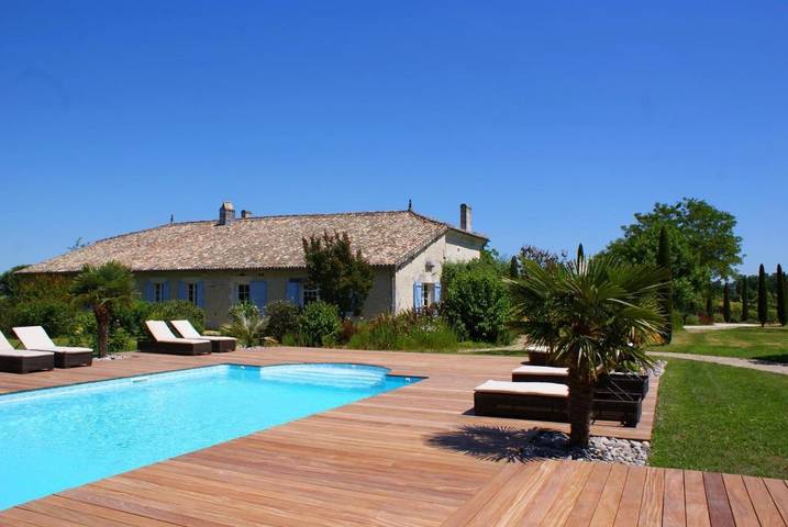 Location de vacances pour 4 personnes, avec piscine et sauna ainsi que vue et jardin à Fontaines-d'Ozillac