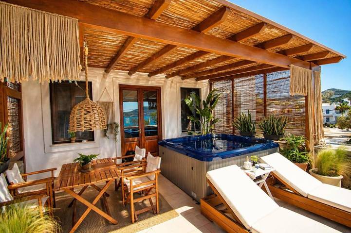 Gîte pour 3 personnes, avec Balcon et Jacuzzi ainsi que Terrasse et Vue dans Finikas