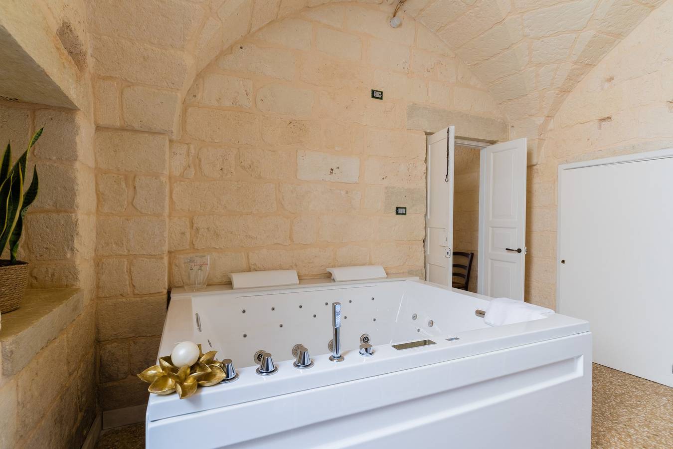 Corte Cochlea 'La Curte Suite' mit Wlan, Klimaanlage und Whirlpool in Cannole, Lecce Provinz