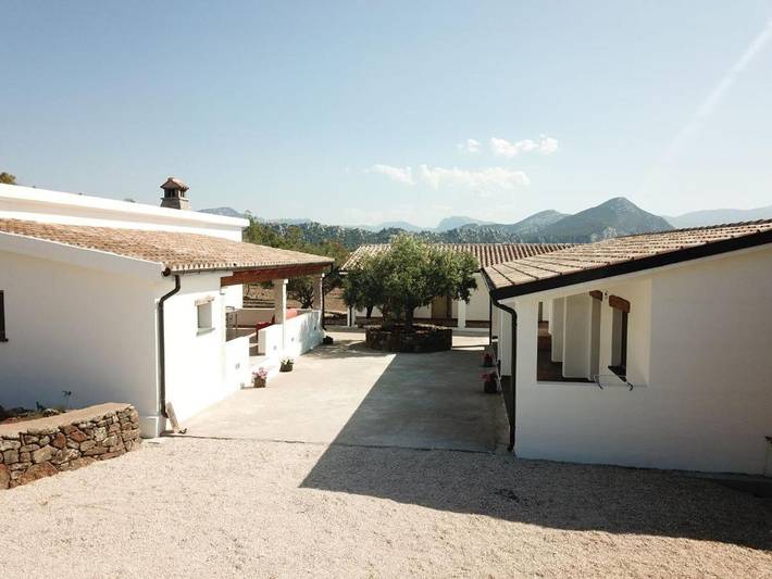 Agriturismo per 3 persone, con terrazza e panorama nonché giardino in Barbagia