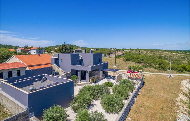 Ferienhaus für 6 Personen, mit Terrasse und Pool in Rastevic