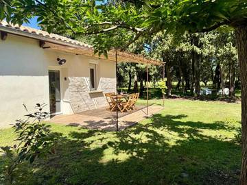 Gîte pour 3 personnes, avec vue ainsi que terrasse et jardin à Valréas