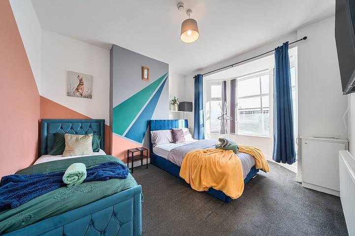 Six‑bedroom stay with garden, private hot tub, parking and easy Manchester tram links in Grand Manchester