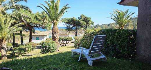 Gîte pour 4 personnes, avec terrasse et piscine dans Favone