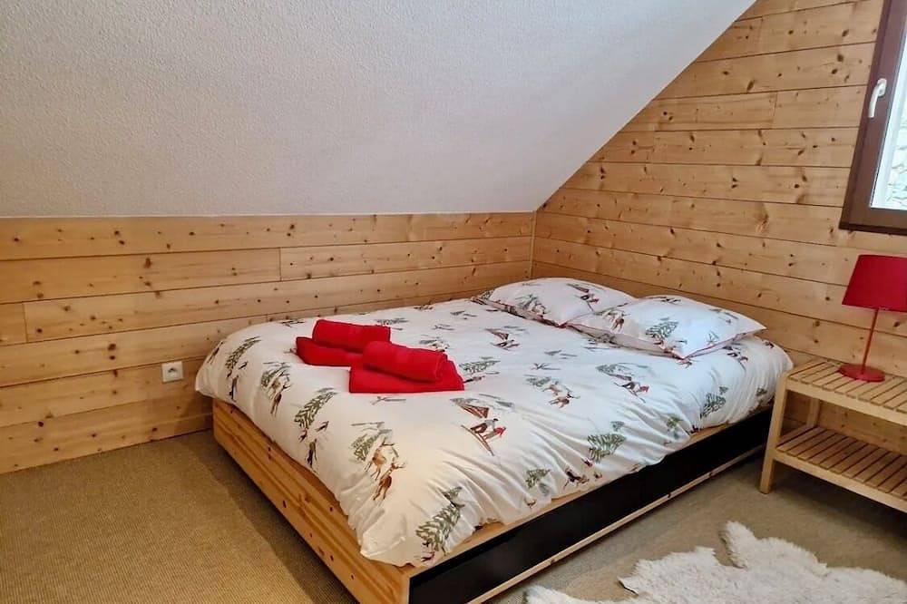 Spacious Chalet, peaceful location, easy access to ski lifts & amenities! in Vaujany, Parc national des Écrins
