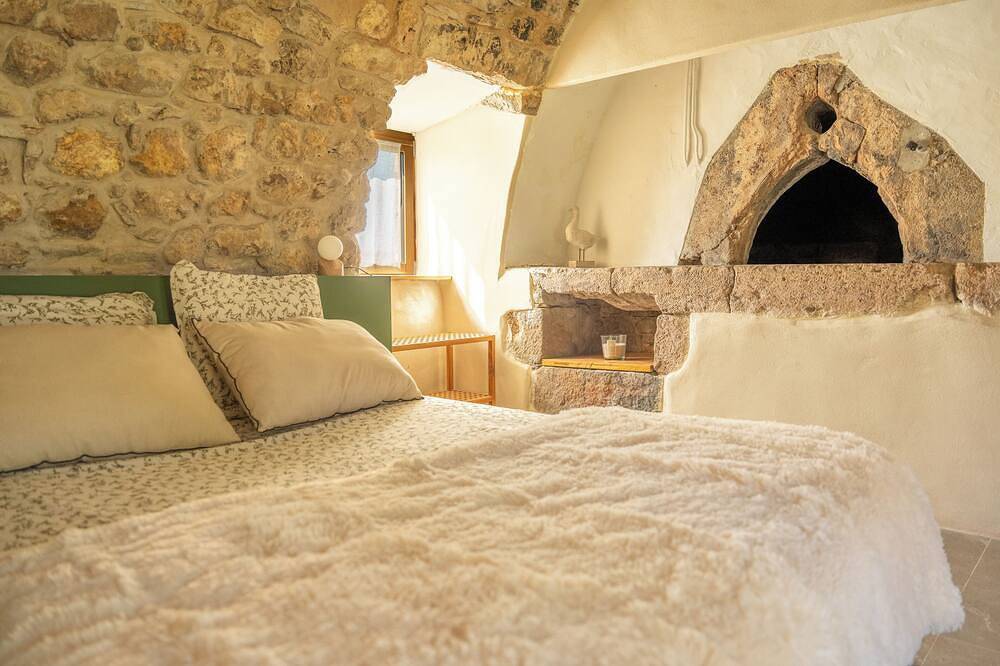 Gîte de campagne au cœur du Larzac avec vue imprenable sur le Viaduc de Millau. in Creissels, Parc naturel régional des Grands Causses