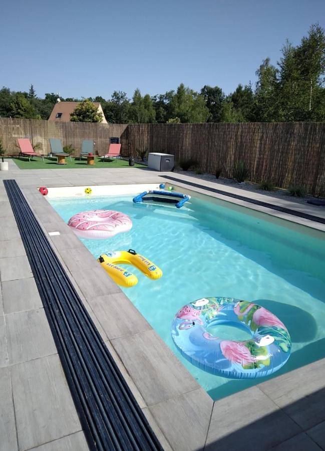 Gîte pour 4 personnes, avec Terrasse ainsi que Jardin et Piscine à Cérans-Foulletourte